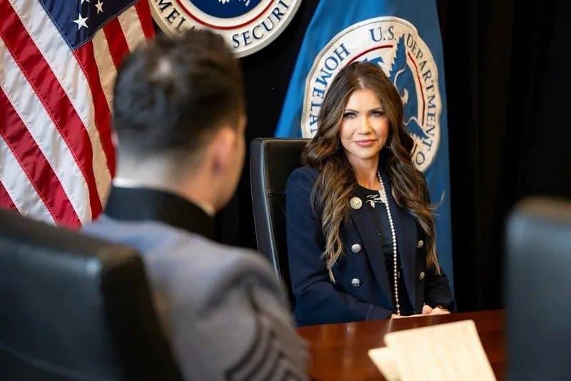 Chính quyền ông Trump hỗ trợ 1.000 USD để khuyến khích người nhập cư tự rời đi