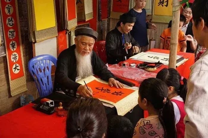 Asking for Calligraphy at Lunar New Year: A Timeless Vietnamese Cultural Tradition