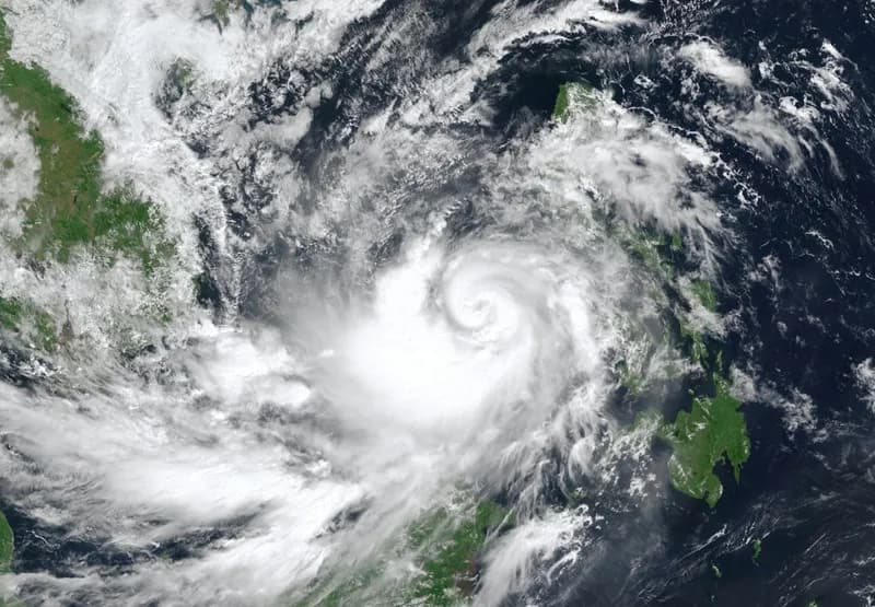 Siêu bão Kalmaegi tàn phá Philippines sắp đổ bộ Việt Nam