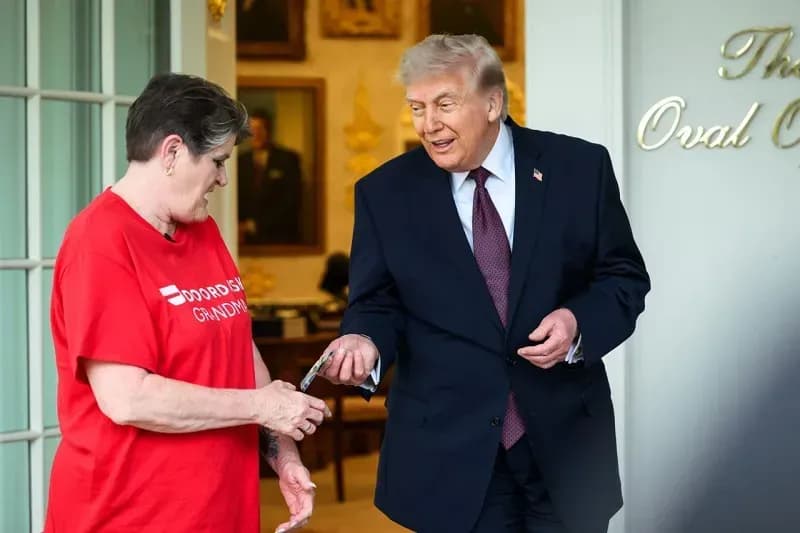 Ông Trump boa tiền cho người giao hàng để quảng bá chính sách hoàn thuế