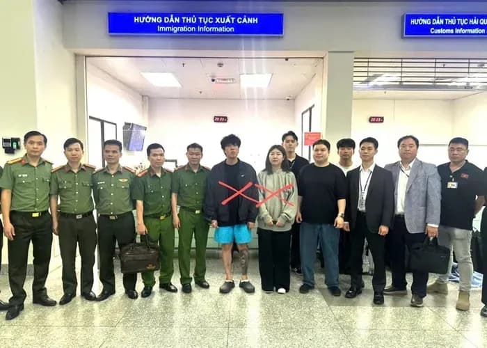 Việt Nam bàn giao hai đối tượng truy nã đỏ của Interpol cho Hàn Quốc