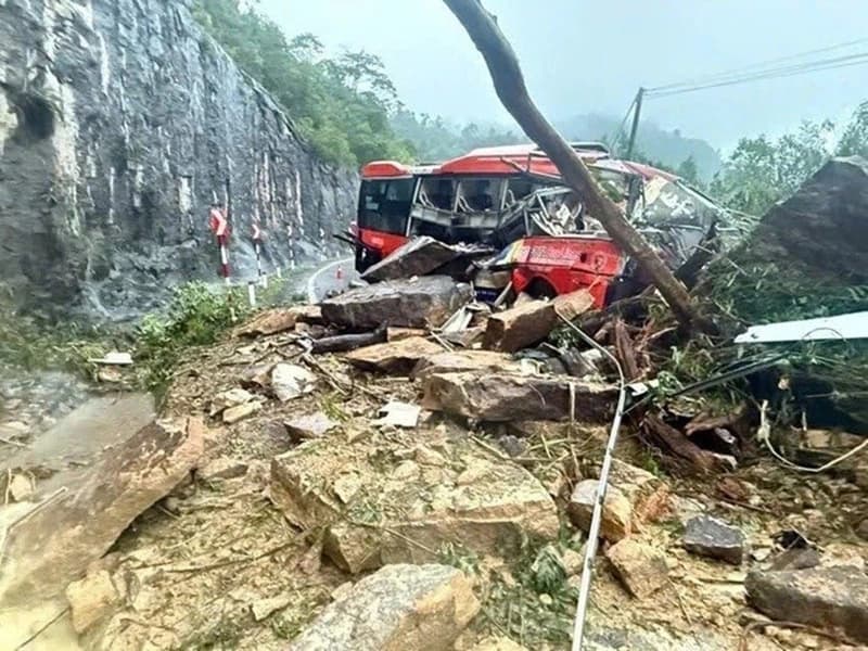 Khẩn trương khắc phục sạt lở tại Khánh Lê, Khánh Hòa