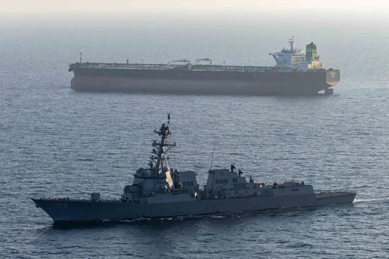 Iran cảnh báo đáp trả bất cứ bên nào tiếp cận eo biển Hormuz