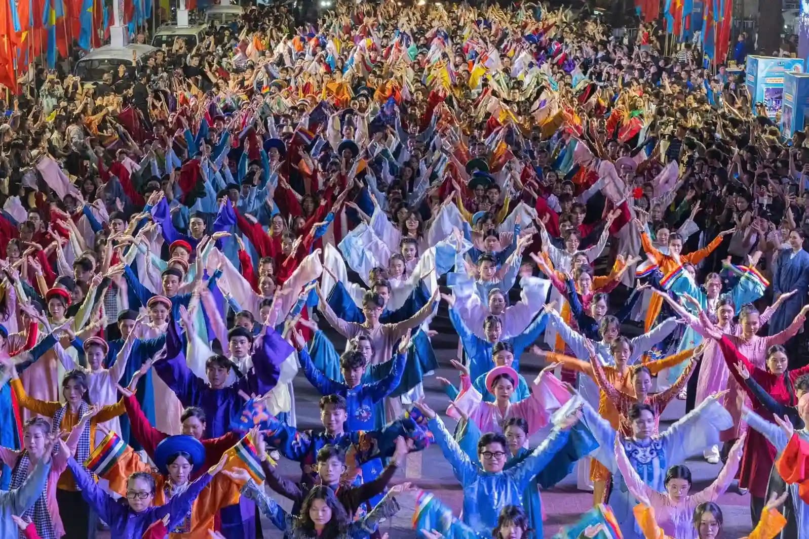 Diễu hành Việt phục tại TP. Huế - Bảo tồn một di sản văn hóa