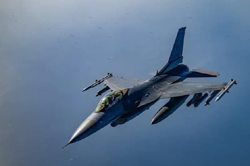 Trump tạm dừng chiến dịch hỗ trợ tàu qua eo biển Hormuz