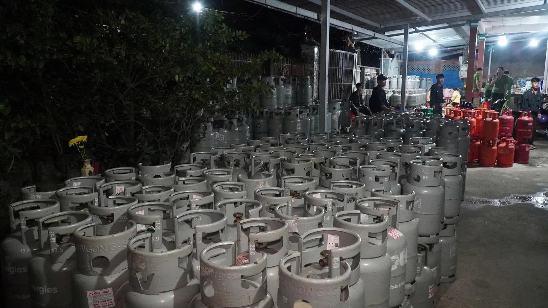 Tây Ninh bắt giữ nhóm buôn bán gas “giả” quy mô lớn