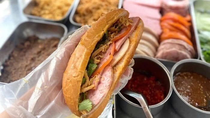 Bộ Y tế yêu cầu điều tra vụ ngộ độc bánh mì tại TP. HCM